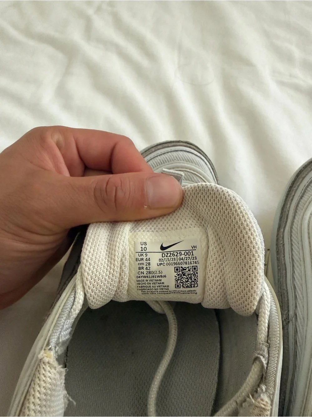 Nike mens Grey and White Wave-Style Sneakers